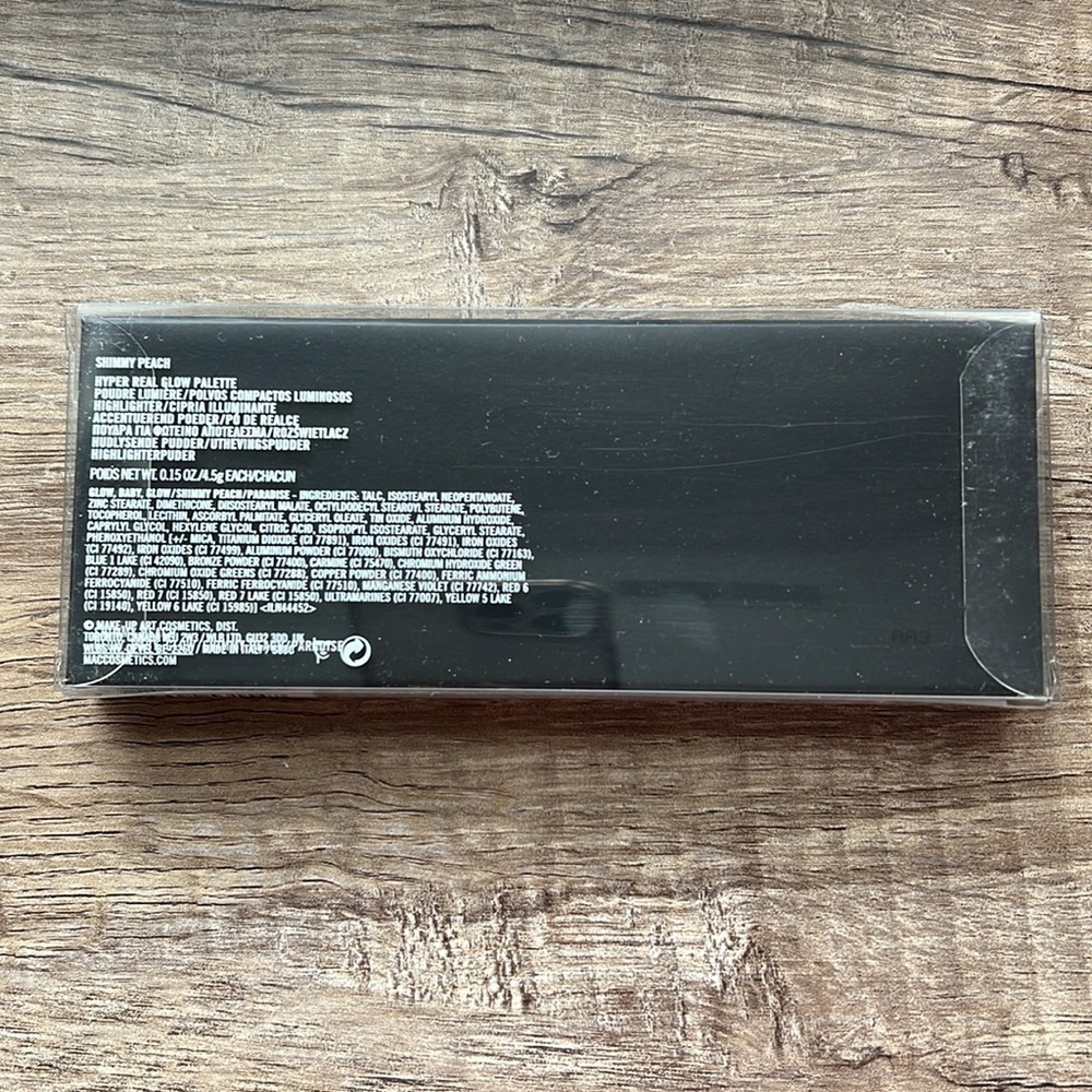 MAC Hyper Real Glow Highlighter Palette - Picture 10 of 11